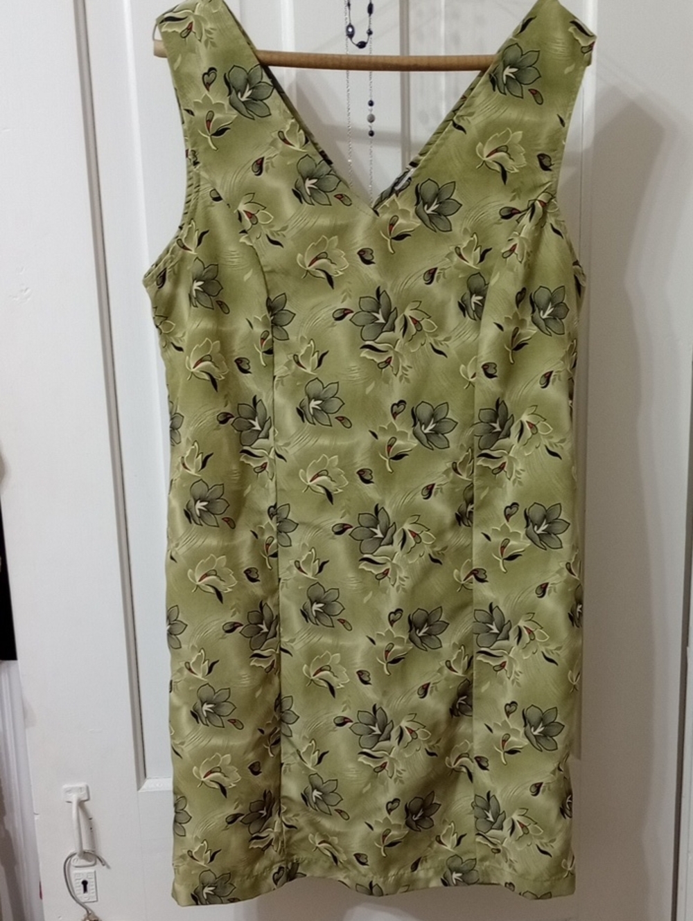 NWOT BELLAMAYA Sleeveless V-Neck Floral Dress in Light Olive